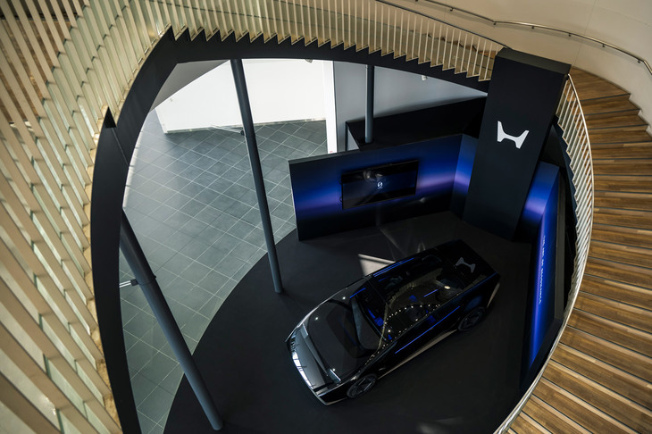 取材会場のエントランスに飾られた「ホンダ0サルーン」。2025年の「CES」では、「ホンダ0シリーズ」の新しいモデルも発表される。