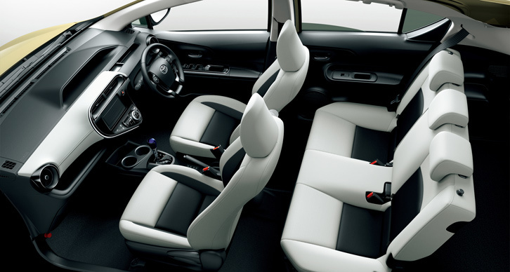 内装色「オフホワイト」が採用された「アクア クロスオーバー」のインテリア。