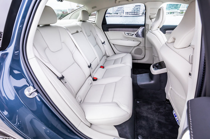 前席と同じくファインナッパレザー表皮で仕立てられる後席には、ヒーター機能と背もたれの60：40分割可倒機構が備わる。車内自動換気機能付き「CleanZone-エアクオリティーシステム」やアドバンストエアクリーナーやPM2.5センサー付きの「エアピュリファイヤー」も標準装備される。