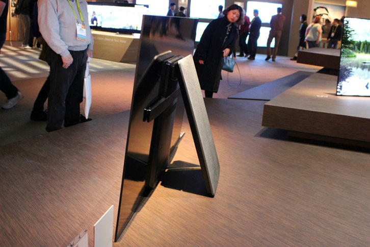 ソニーが発表した「BRAVIA OLED」。ディスプレイを振動させることで画面から音を出す「アコースティックサーフィス」機能を搭載。スピーカーレス、スタンドレスのシャープなデザインに注目が集まった。