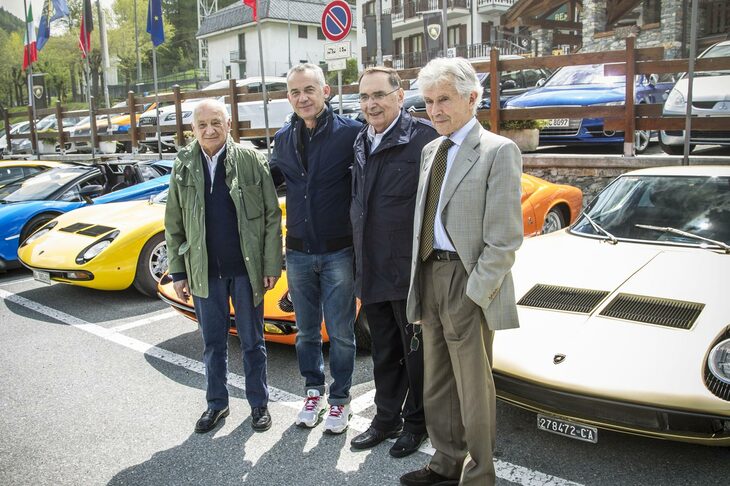 「ランボルギーニ・ミウラ」の50周年イベントより、ミウラの開発に携わったエンジニアのパオロ・スタンツァーニ（写真向かって左）とジャンパオロ・ダラーラ（同右から2番目）、デザイナーのマルチェロ・ガンディーニ（同右）。左から2番目にいるのは、ランボルギーニの研究・開発部門担当取締役のマウリツィオ・レッジャーニCTOだ。