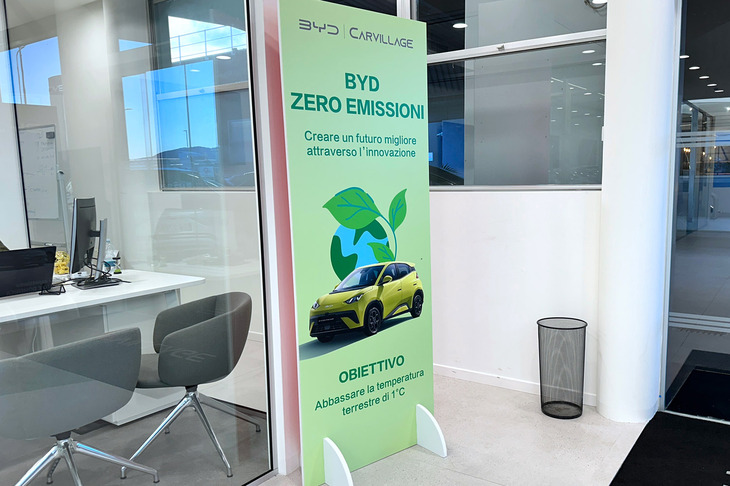 BYDが掲げる「地球の温度を1℃下げる」という目標が記された立て看板。