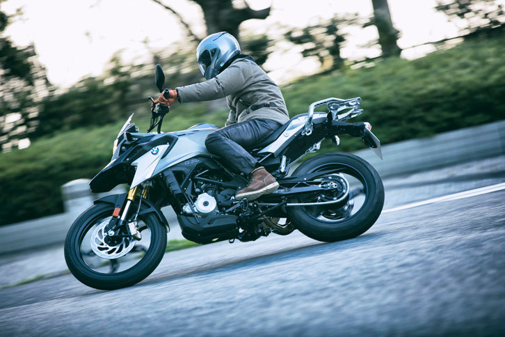 バランスの取れたハンドルバーとシート、フットレストの位置関係がかなえるアップライトなシートポジションにより、「G310GS」はストレスフリーなライディングポジションを実現している。