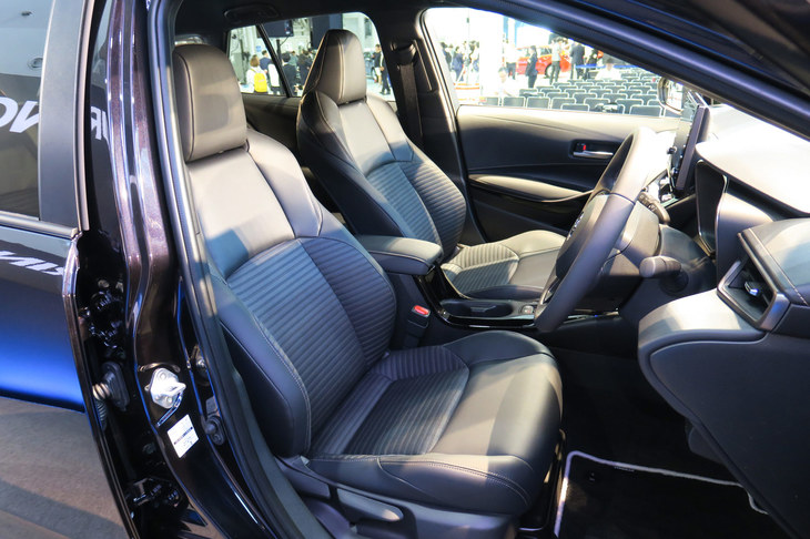 トヨタ・カローラ ツーリング ハイブリッドW×B（フロントシート）