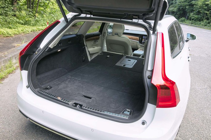 後席の背もたれを前方に倒すことで、容量1526リッターの積載スペースが作り出せる。