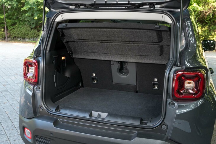 荷室容量は5人乗車時で256リッター。床面の高さは2段階で調整可能となっており、後席に加えて助手席の背もたれも倒すことが可能と、拡張性は高い。