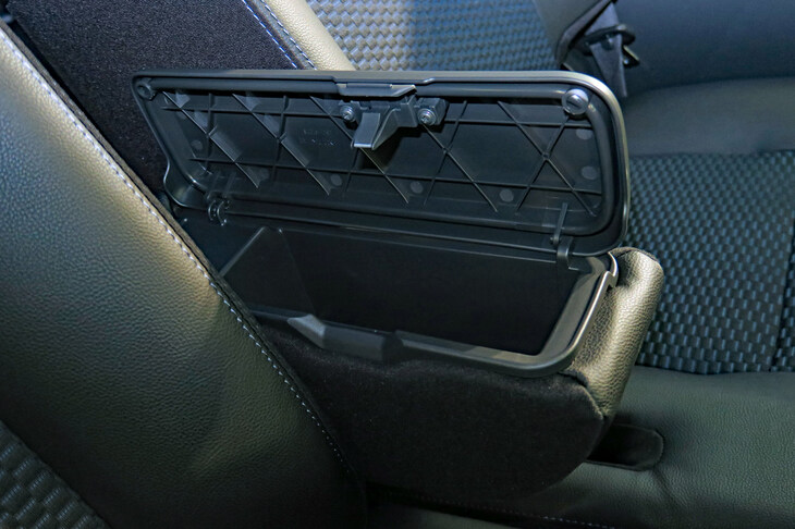 新採用された、収納ボックス付きの前席アームレスト。