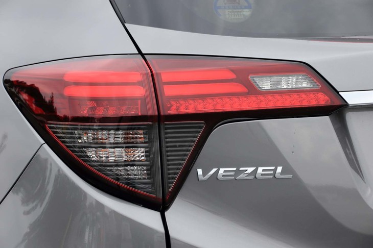 リアコンビランプの下辺はV字型となっており、「VEZEL」のエンブレムと並んだレイアウトが面白い。