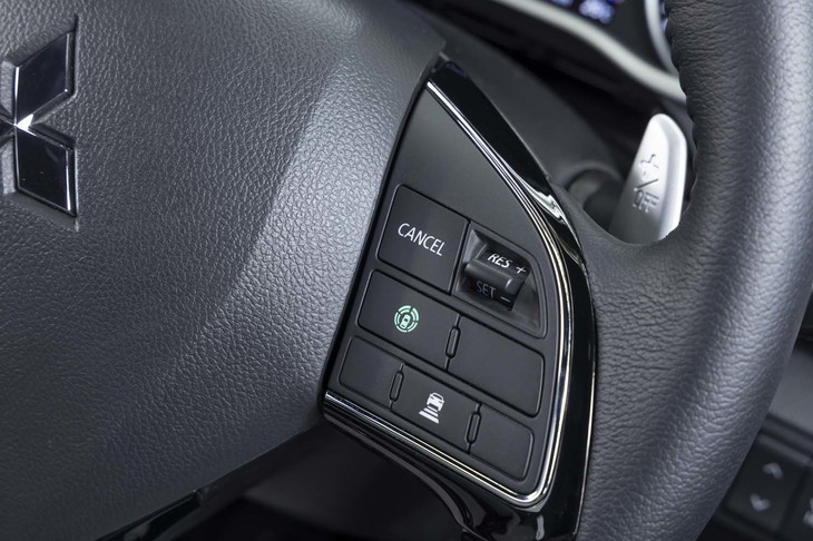 最新モデルには高速道路同一車線運転支援機能「マイパイロット」が搭載される。システムを起動するとアクセルとブレーキ、ステアリングを車両側が自動制御し、ドライバーの負担を軽減してくれる。