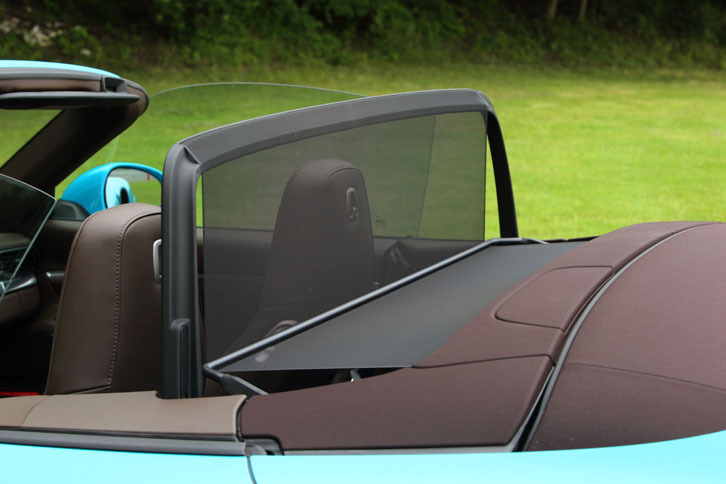 後席に乗車しない場合は、後方からの風の巻き込みを防ぐ、電動式のウインドディフレクターが利用できる。