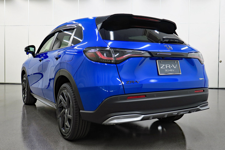 外装にはロワガーニッシュやテールゲートスポイラーなどの空力パーツも用意されるが、いずれもベース車の雰囲気を崩さない造形でまとめられている。