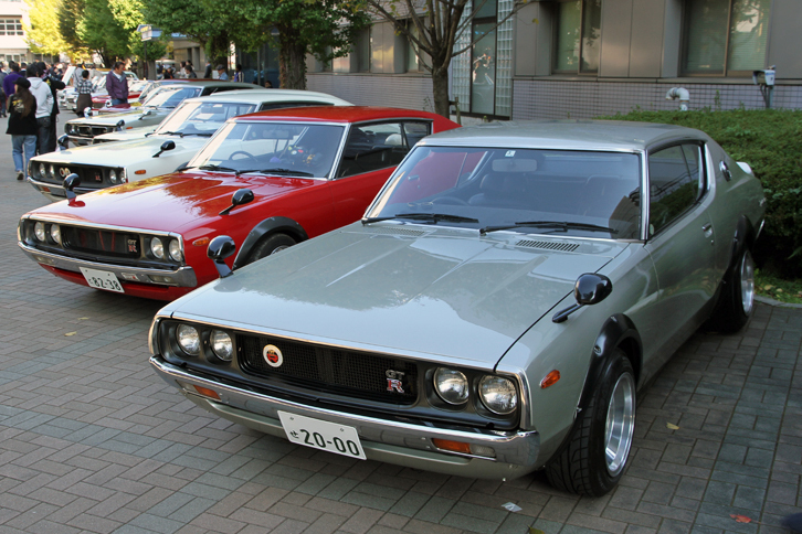 “ハコスカ”の次の世代である通称“ケンメリ”の「日産スカイライン ハードトップ2000GT-R」（型式名KPGC110）が4台、「ハードトップ2000GT」（KGC110）が1台の計5台がズラリ。