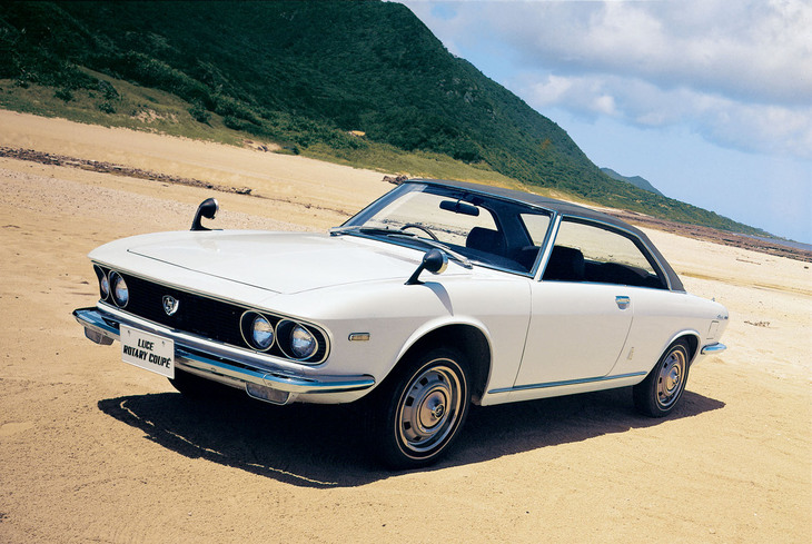 1969年に市販化された「ルーチェ ロータリークーペ」。全長×全幅×全高＝4585×1635×1385mm、ホイールベース＝2580mmというサルーンより200mm以上長く、わずかに低いボディーに655cc×2の13A型ロータリーエンジンを積み、前輪を駆動する。