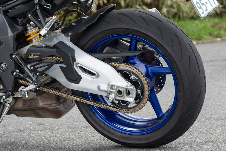 タイヤには同車専用設計の「ブリヂストン・バトラックス ハイパースポーツS22」を採用。サイズは、前が120/70ZR17、後ろが190/55ZR17だ。