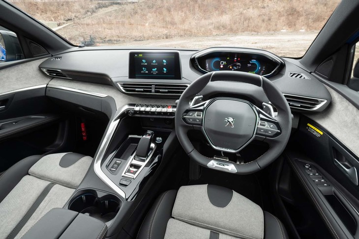 ダッシュボードの基本的な造形はエンジン車と変わらない。センタースクリーンと液晶メーターの表示に、青と緑のいわゆる“エコっぽい”色が多く使われている。