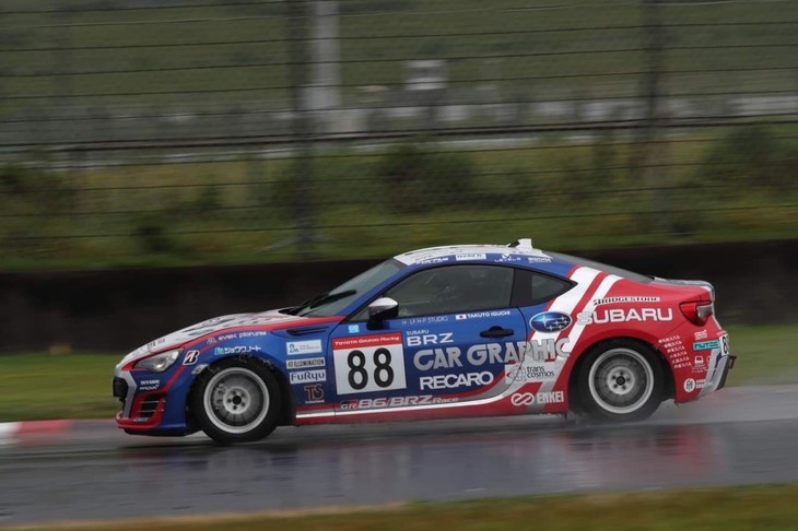 プロフェッショナルシリーズも、同じく特別スポーツ走行と専有走行がありました。専有走行での結果は井口卓人選手9位、久保凜太郎選手13位でした。プロフェッショナルシリーズの専有走行でも雨量の変化が大きく、最終的にはかなりの大雨の中での走行に……。何度もピットに入りセットアップを進めているところに居合わせ、メカニックさんとの会話を聞くことができ、とても勉強になりました。