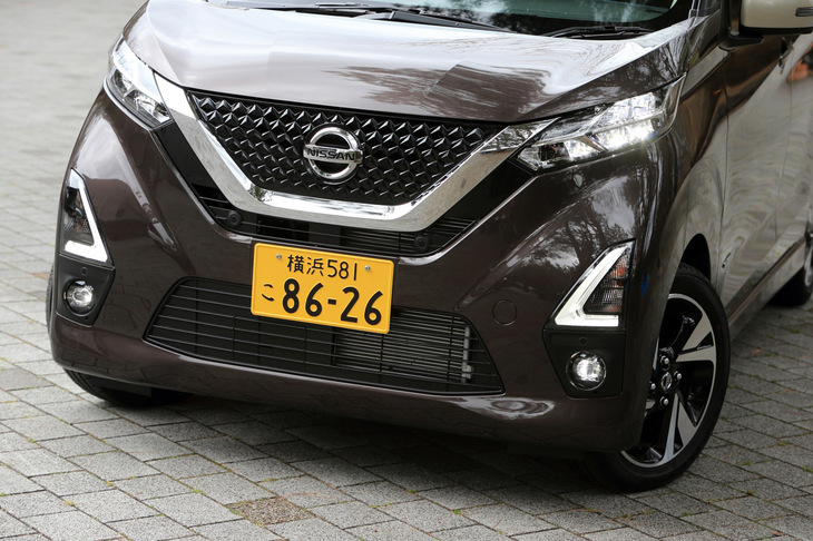 試乗した「ハイウェイスターGターボ」は、三菱の「eKクロス」とともにいわゆるカスタム系といわれるモデル。日産車に共通する「Ｖモーショングリル」を採用する。