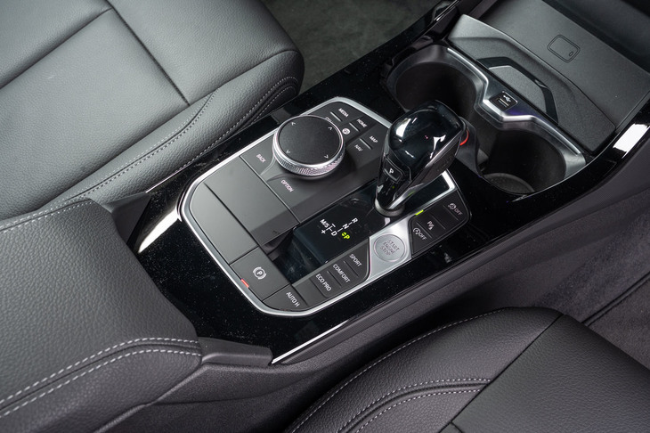 センターコンソールに配されたレバータイプのシフトセレクター。トランスミッションはトルコン式の8段ATだ。