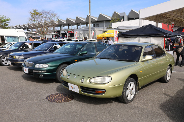 普通のクルマではあるものの、人生で数回しか見たことないため筆者が注目してしまったのは、金色がまぶしい「オートザム・クレフ」。マツダの多チャンネル戦略で生まれた「マツダ・クロノス」の姉妹車だが、どちらも超レア車である。奥にあるのは、やはり、マツダの個性派4ドアハードトップ「ペルソナ」……かと思いきや、よりレアな姉妹車「ユーノス300」だった。こんなクルマと出会えてしまうのも、このイベントのすごいところ。