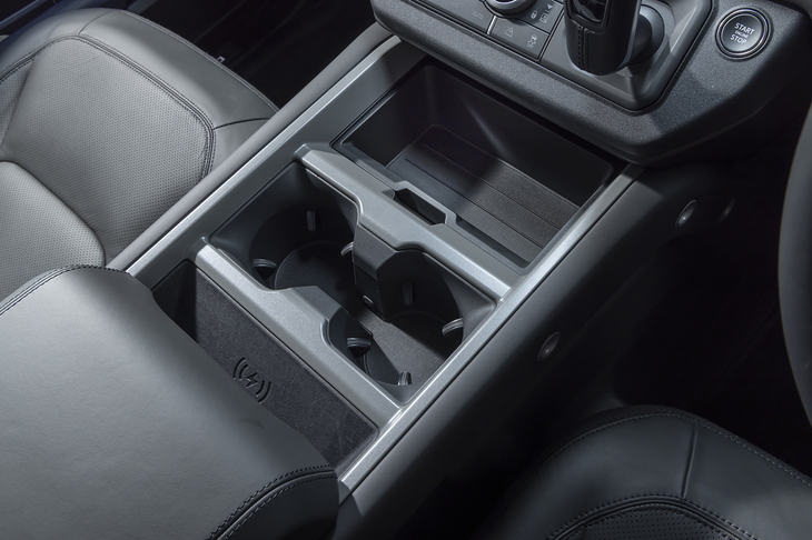 2025年モデルではセンターコンソールボックスのデザインを刷新。カップホルダーの前方にストレージが追加された。