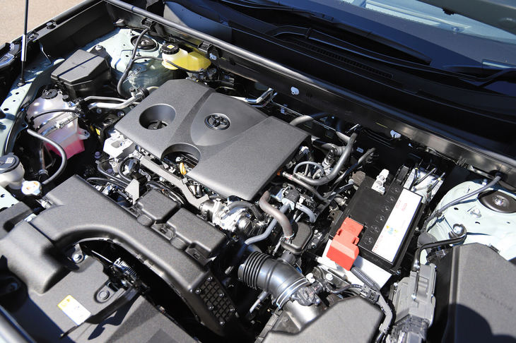 「RAV4アドベンチャー」を含むガソリンエンジン車が採用する2リッター直4 DOHC 16バルブエンジンは、最高出力171ps、最大トルク207Nmを発生。トランスミッションは、「ダイレクトシフトCVT」と呼ばれる機械式発進ギアとCVTを組み合わせた10段シーケンシャルシフトマチックを搭載する。