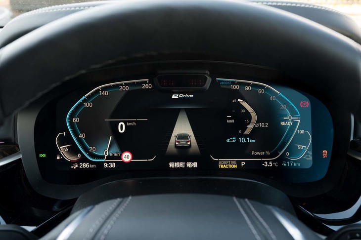 フル液晶タイプのメーターパネルを標準装備。青のアクセントはプラグインハイブリッドの「530e」専用だ。