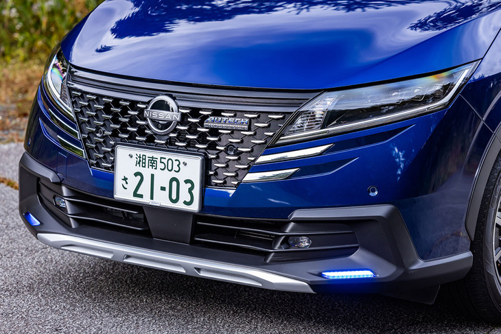 フロントバンパー下部には、シルバーの専用デザインプロテクターと、船の後方に生じる波のパターン“航跡波”をモチーフとした模様を採用する専用シグネチャーLEDが組み込まれている。