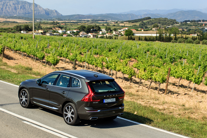 スペイン・バルセロナの道を行く「ボルボXC60 D5 AWD」。同車の燃費は、欧州複合モードで5.5リッター/100km（約18.2km/リッター）と発表されている。