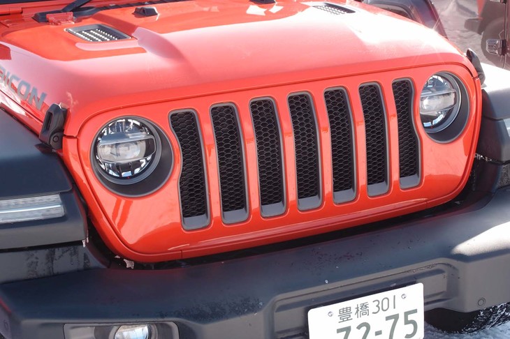 縦型スロットと丸目のランプを組み合わせた、「ラングラー」伝統のフロントフェイス。ヘッドランプはモダンなLED式となる。