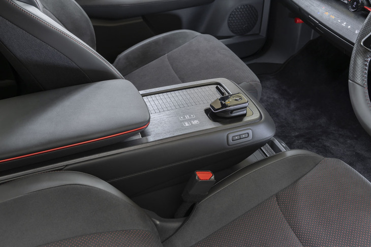 センターコンソールは電動で前後にスライドする仕掛け。ここはベースモデルと同じだが、便利なことに変わりはない。