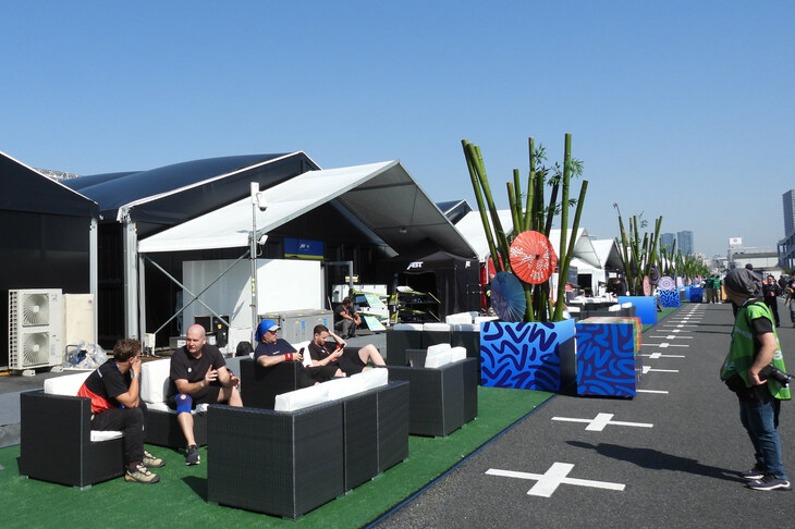 ピットの裏側は、パドックとホスピタリティーエリアが一緒くたになったようなスペースとなっている。