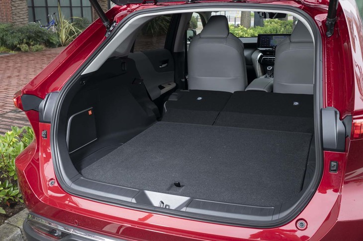 5人乗車時でもゴルフバッグが3つ搭載できるというラゲッジスペース。「ハイブリッドG」にはパワーバックドアが標準装備となる。