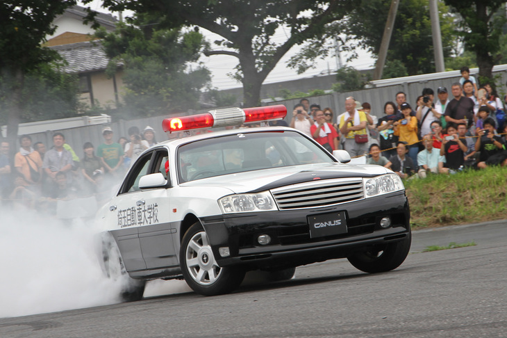 わずかな助走やちょっとしたきっかけで、ドリフトだろうが空転だろうが、自由自在にクルマを操るスタントドライバーのすご腕に、毎度のことながら感動する。