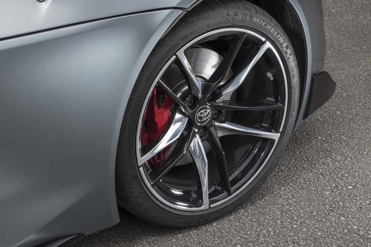 ホイールのデザインとサイズはグレードごとに異なる。「RZ」（写真）では19インチが標準。