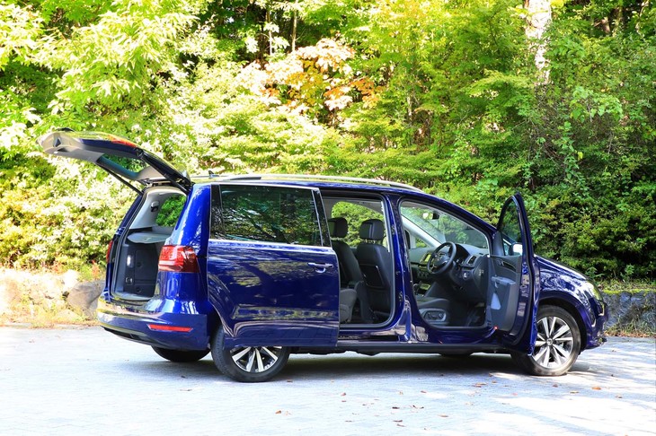 リア左右のドアは、電動スライド式。間口は広いとはいえないが、2列目の左右シートが斜め前方に倒れるため、3列目シートへのアクセスは良好。