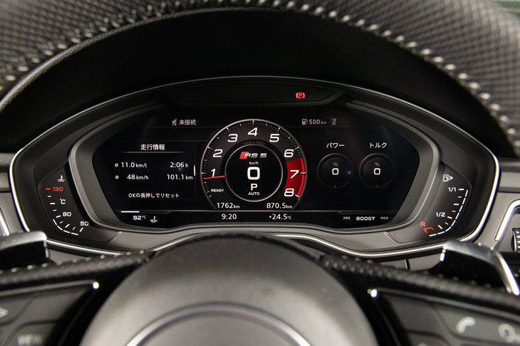 メーターの代わりに備わるフルデジタルディスプレイ「アウディバーチャルコックピット」。車速やエンジン回転数、燃費などに加え、ナビゲーションシステムの地図やパワーフローメーターなども表示できる。