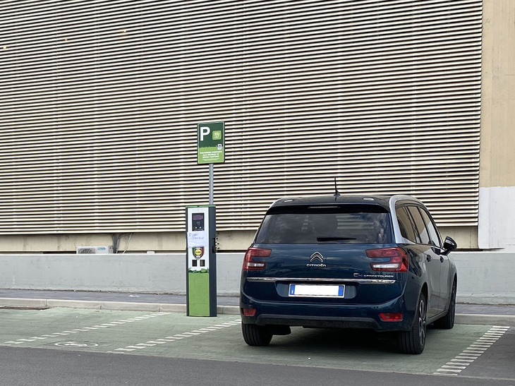 【写真E】ドイツ系ディスカウントスーパーマーケットのリデルで。新たに充電器を備えたのだが、故障中の張り紙が。加えて、EVでもPHEVでもない「シトロエンC4スペースツアラー」が駐車してしまっている。2021年8月に撮影。