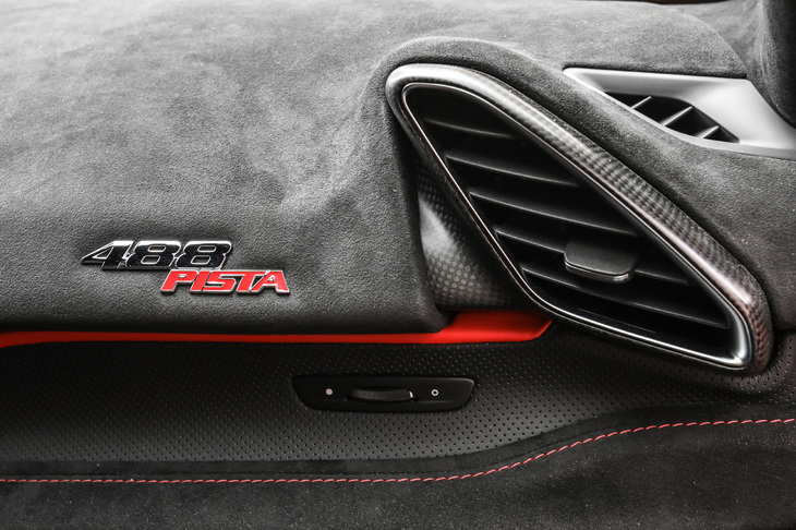 ダッシュボードの助手席前方には、車名ロゴのエンブレムが添えられる。