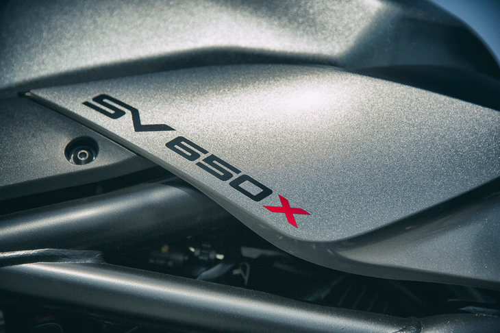 車名からも分かるとおり、ベースとなったのはVツインエンジンのネイキッドモデル「SV650」である。