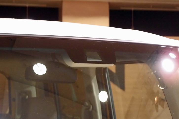 新型「N-BOX」には自動緊急ブレーキやアダプティブ・クルーズ・コントロール、オートハイビームなど、10種類の機能からなる運転支援システムが装備される。写真はフロントウィンドウのカメラセンサー。