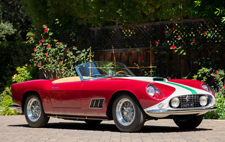 1084万ドル（邦貨で約12億4930万円）で落札された1959年の「250GTスパイダー カリフォルニア コンペティツィオーネ」。最初から競技車両として製造されたレアなモデルで、ハイリフトカムやベロシティースタック（大型エアクリーナー）、大容量燃料タンク、外部燃料キャップなどの採用が特徴だ。車両はレストア済みだが、当時のままのハードトップも付属。