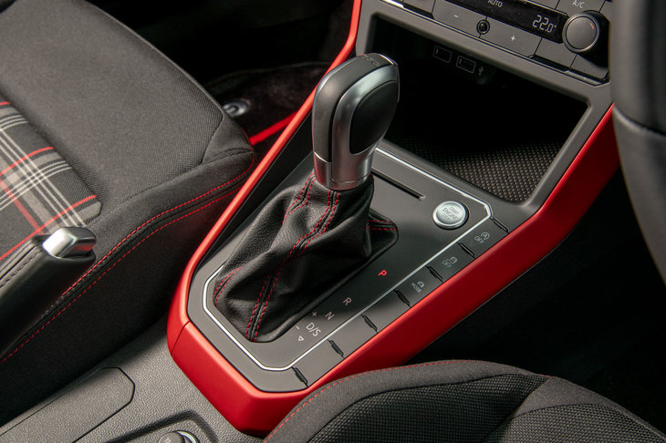 センターコンソールまわりは、左ハンドル車と右ハンドル車で作り分けられており、日本仕様を含む右ハンドル車では、シフトポジションの表示や走行モード切り替え機構の操作スイッチなどが、シフトセレクターの右側に移されている。