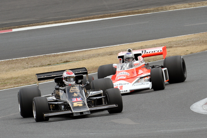 今回のメインイベントである、「Back to F1 WORLD CHAMPIONSHIP IN JAPAN」と題されたF1マシンのデモラン。1976年にFSWで開催された日本初のF1レース「F1世界選手権イン・ジャパン」で、マリオ・アンドレッティが駆り優勝した「ロータス77」と、3位に入って自身初のドライバーズタイトルを獲得したジェームス・ハントの「マクラーレンM23」。