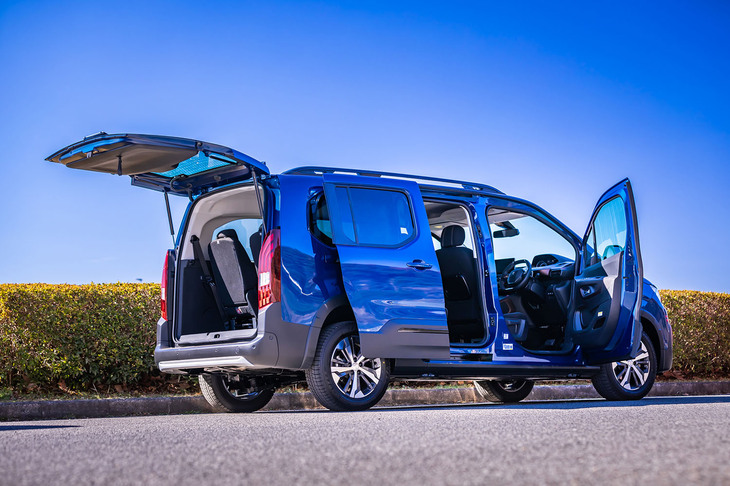 「リフター ロング」にはプジョーのSUV「3008」や「5008」と同じ「EMP2」プラットフォームが用いられている。手動式となる後部スライドドアやリアゲート開口部の大きさは、基本的に標準ボディー車に準じたものとなっている。