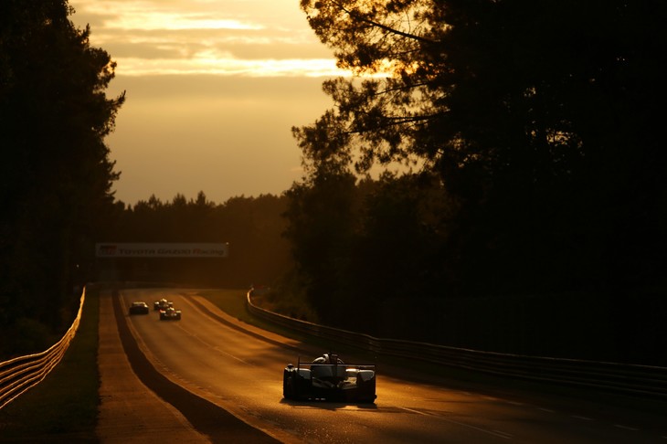 夕日に照らされたサルトサーキットを、レーシングマシンが駆け抜ける。