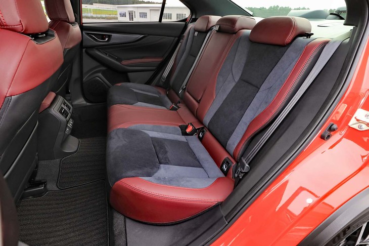 「STI Sport R」グレードのレカロシート（オプション）は、背もたれや座面がウルトラスエード仕立てとなっている。標準は本革製。