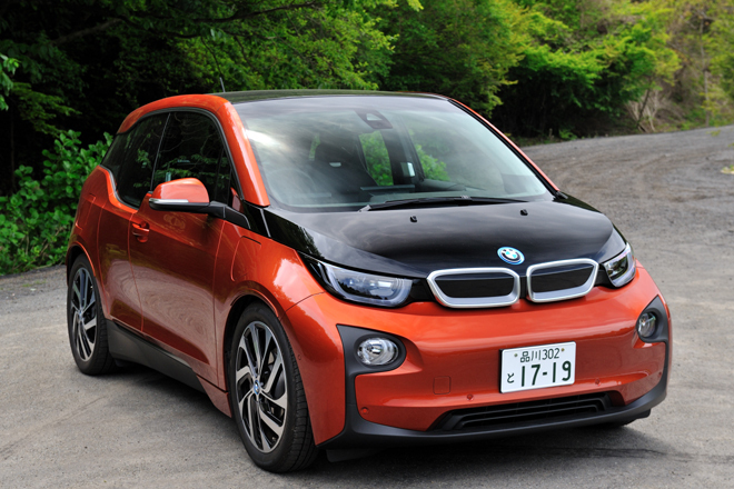 BMW i3 レンジ・エクステンダー装備車
    ボディーサイズ：全長×全幅×全高＝4010×1775×1550mm／ホイールベース：2570mm／車重：1390kg／駆動方式：RR／モーター：交流同期モーター／エンジン：0.65リッター直2 DOHC 8バルブ（発電用）／モーター最高出力：170ps（125kW）／モーター最大トルク：25.5kgm（250Nm）／エンジン最高出力：38ps（28kW）/5000rpm／エンジン最大トルク：5.7kgm（56Nm）/4500rpm／タイヤ：（前）155/70R19 84Q （後）175/60R19 86Q／価格：546万円（消費税8％込み）