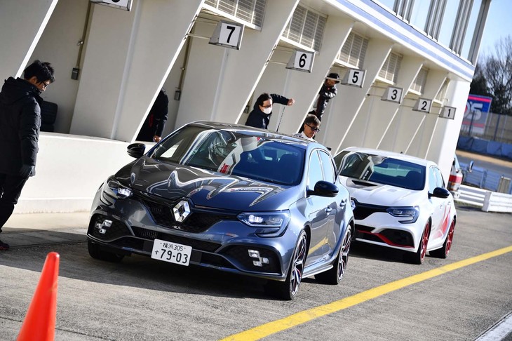 筑波サーキットでのピット前の様子。写真後方が今回の主役「メガーヌR.S.トロフィーR」。