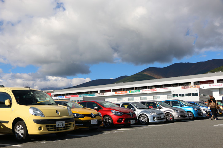 会場には、発売されたばかりの新型「トゥインゴ」で駆けつけたファンも……。「カングー」や「ルーテシア」の姿も多かった。