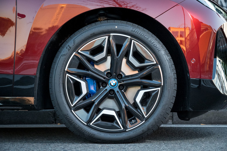 足元の仕様は21インチのアルミホイールと255/50R21サイズのタイヤの組み合わせが標準。試乗車に装備された22インチホールと275/40R22サイズのタイヤはオプション装備となる。